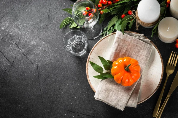 Mesa de otoño con plato, calabaza y velas. — Foto de Stock