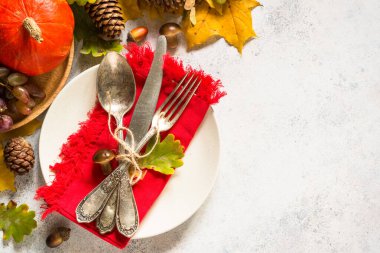 Güz tablosu beyaz masada üst görünümü ayarlıyor.