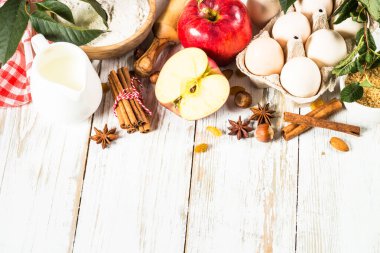 Beyaz üzerine fırın malzemesi dök.