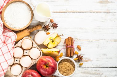 Beyaz üzerine fırın malzemesi dök.