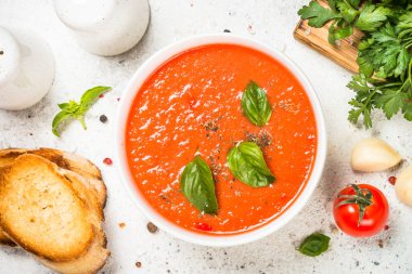 Beyaz masada domates çorbası.