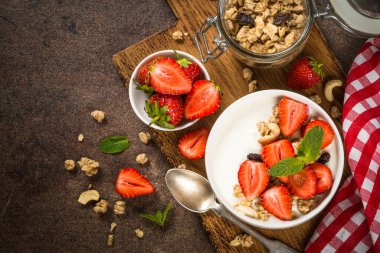Mısır gevrekli yoğurt ve beyaz kasede çilek.