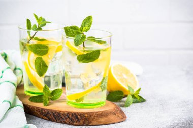 Beyaz masada iki bardak limonata..