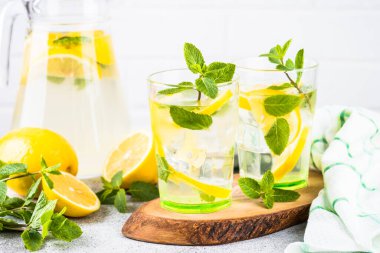 Beyaz masada iki bardak limonata..