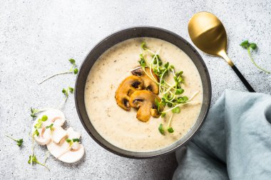 Hafif taş masada mantar çorbası. Şampiyon kremalı çorba.