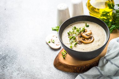 Hafif taş masadaki mantar çorbası..