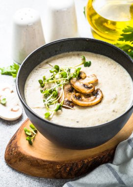 Hafif taş masadaki mantar çorbası..