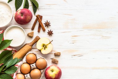 Beyaz ahşap masada sonbahar pişirme malzemeleri.