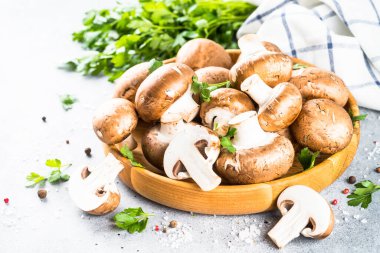 Şampiyon. Siyah arkaplanda taze organik mantarlar.