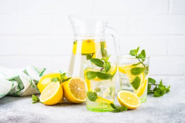 Beyaz masada iki bardak limonata..