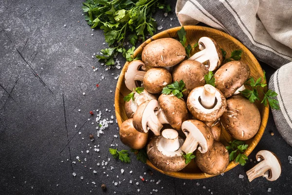 Champiñón. Setas orgánicas frescas en fondo negro. — Foto de Stock