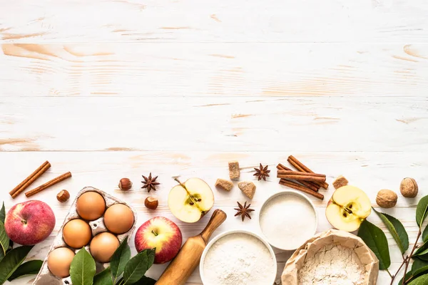 Otoño Ingredientes para hornear en mesa de madera blanca. —  Fotos de Stock