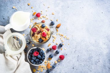 Cam kavanozda taze böğürtlenli granola.