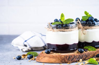 Yabanmersinli parfe, granola ve reçel iki cam kavanozda..