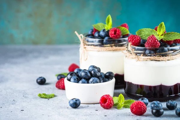 Parfait con crema y bayas frescas en el frasco de vidrio. — Foto de Stock