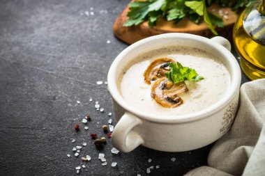 Kara taş masadaki mantar çorbası..