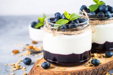 Yabanmersinli parfe, granola ve reçel iki cam kavanozda..