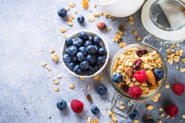 Cam kavanozda taze böğürtlenli granola.