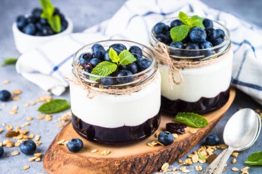 Yabanmersinli parfe, granola ve reçel iki cam kavanozda..