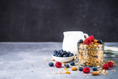 Cam kavanozda taze böğürtlenli granola.