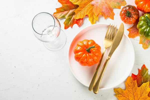 Ajuste de mesa de otoño con plato blanco, cubiertos de oro y decoraciones de otoño. — Foto de Stock