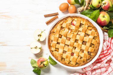 Üst görünüm için malzemeli elmalı turta..