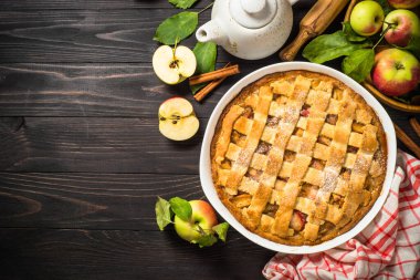 Elmalı turta, zencefilli ve tarçınlı, koyu ahşap masada..