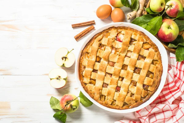 Üst görünüm için malzemeli elmalı turta..