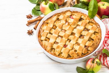 Üst görünüm için malzemeli elmalı turta..