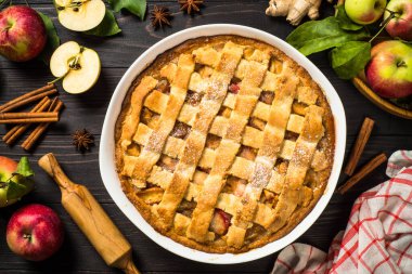 Elmalı turta, zencefilli ve tarçınlı, koyu ahşap masada..