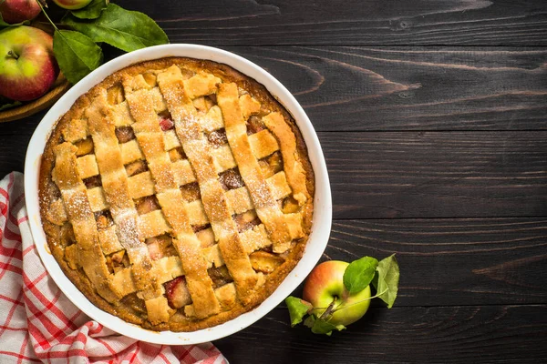 Elmalı turta, zencefilli ve tarçınlı, koyu ahşap masada..