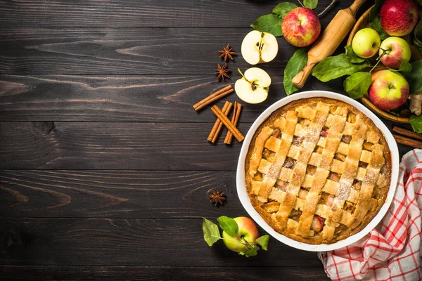 Elmalı turta, zencefilli ve tarçınlı, koyu ahşap masada..