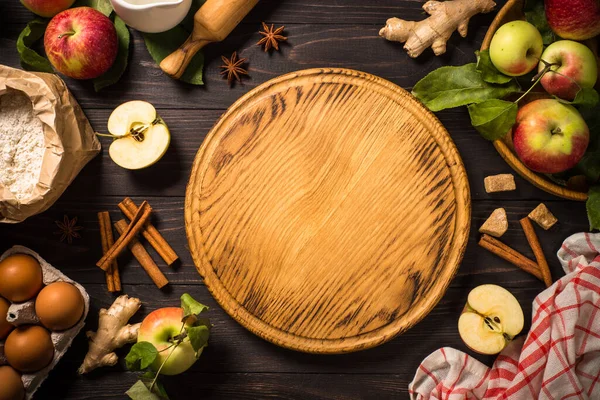 Apple pie with ginger and cinnamon at dark wooden table. — Stock Photo, Image