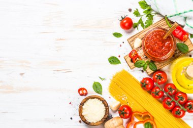 Beyaz mutfak masasında İtalyan yemek geçmişi.