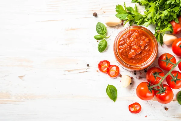 Tomatsås med örter och kryddor på vit bakgrund. — Stockfoto