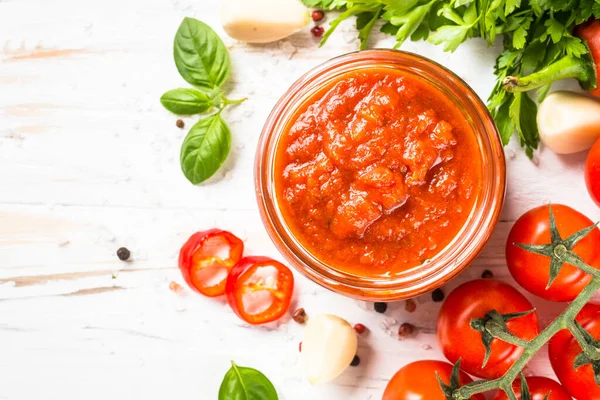 Tomatsås med örter och kryddor på vit bakgrund. — Stockfoto