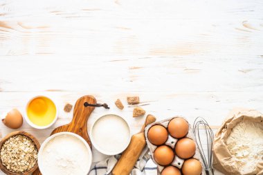 Beyaz ahşap masada malzemeler pişiriyorum..