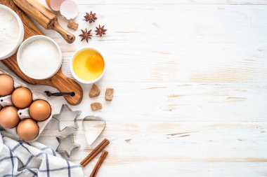 Beyaz ahşap masada malzemeler pişiriyorum..