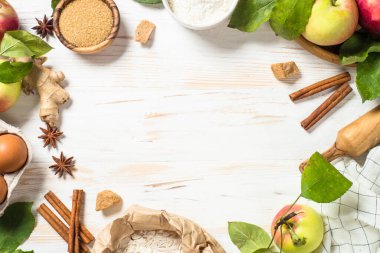 Elmalı turta, zencefilli ve tarçınlı, koyu ahşap masada..