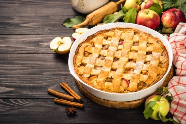 Elmalı turta, zencefilli ve tarçınlı, koyu ahşap masada..