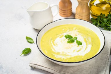 Beyaz ıspanaklı kabak çorbası ve otlar..