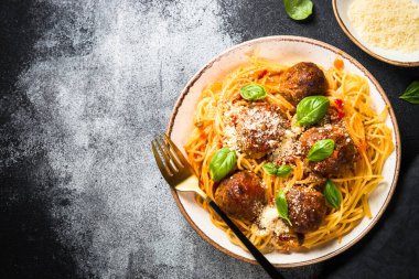 Köfteli makarna, siyah domates sosu..