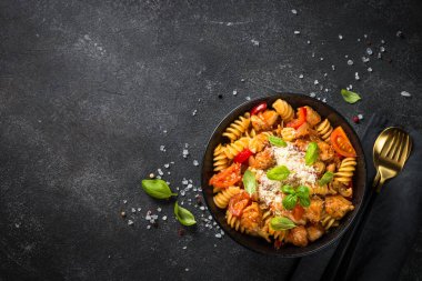 Siyah sebzeli makarna tavuğu..