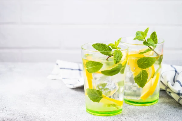 Lemonad i två glas vid vitt bord. — Stockfoto