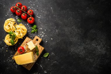 Siyah arkaplan görünümünde makarna içeriği.