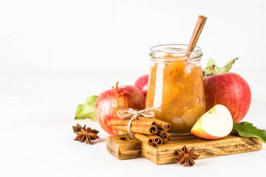 Beyaz arkaplanda taze elma reçeli.