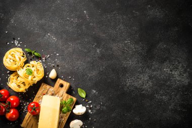 Siyah arkaplan görünümünde makarna içeriği.