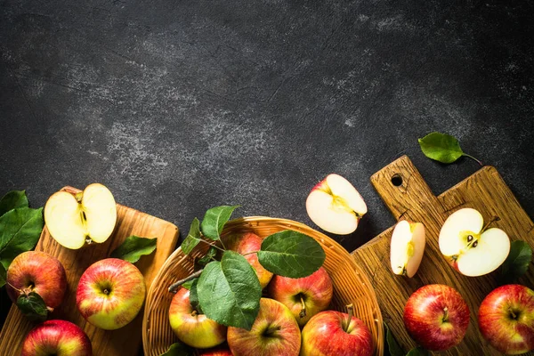 Frische reife rote Äpfel im Korb am weißen Tisch. — Stockfoto