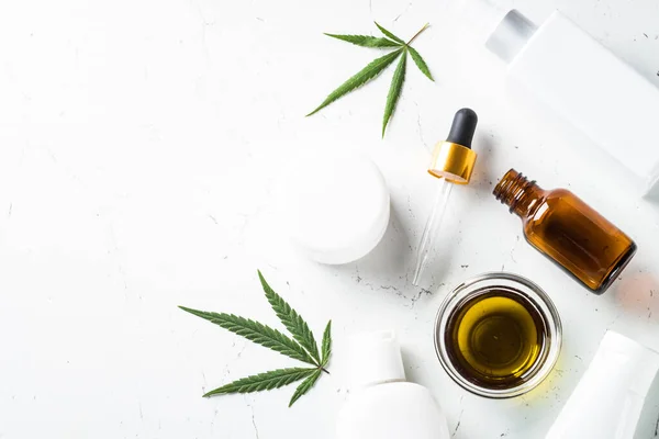 Cannabis-Kosmetikprodukte auf grünem Hintergrund von oben. — Stockfoto