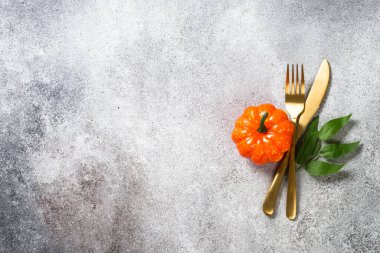 Beyaz tabak, mum ve sonbahar süslemeleri ile sonbahar masası.